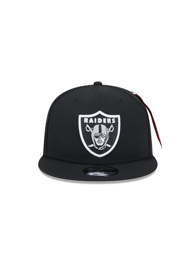 The Las Vegas Raiders X Alpha x New Era 950 Cap from Alpha Industries, featuring the Raiders team logo on the front, comes with a flat brim and a small sticker on the peak.