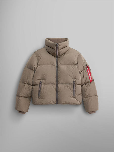 The Sierra Short Puffer W by Alpha Industries is a stylish coyote brown puffer parka featuring down fill and a high collar with a convenient zipper closure. This piece is also water-resistant, making it ideal for unpredictable weather.