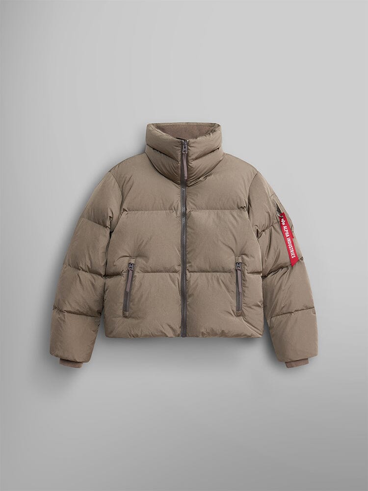 The Sierra Short Puffer W by Alpha Industries is a stylish coyote brown puffer parka featuring down fill and a high collar with a convenient zipper closure. This piece is also water-resistant, making it ideal for unpredictable weather.