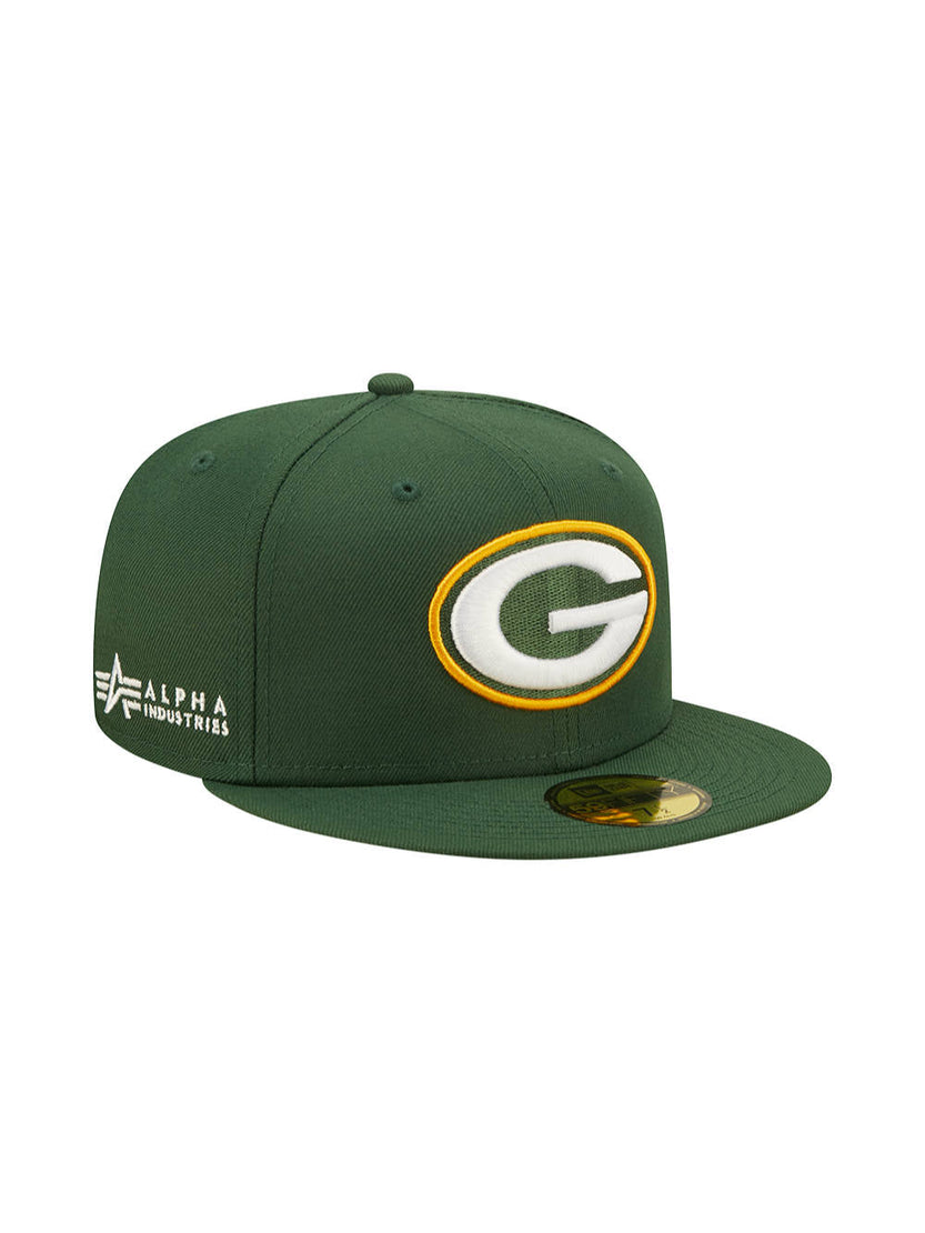 The Green Bay Packers x Alpha x New Era 59Fifty Fitted Cap showcases an embroidered team logo featuring a striking G on the front, enhanced by the chic Alpha Industries branding elegantly displayed on the side.