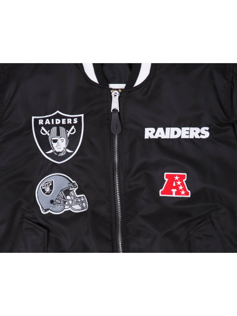 The Las Vegas Raiders x Alpha x New Era MA-1 Bomber Jacket from Alpha Industries and NE-NFL boasts multiple NFL team patches, including the renowned Raiders logo and the AFC emblem. This stylish, water-resistant jacket perfectly blends fashion with functionality for every passionate fan.