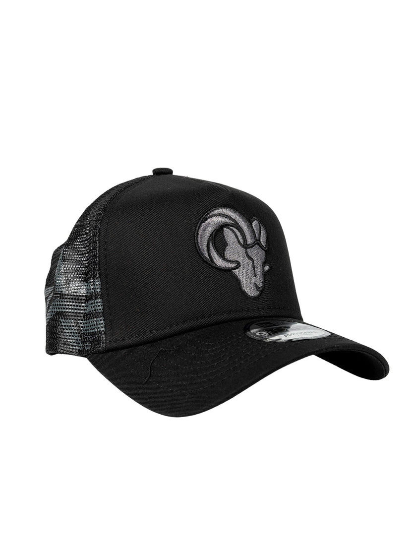 This chic Los Angeles Rams X Alpha Industries X New Era 940 Cap boasts a striking ram logo on the front and features a breathable mesh back, combining comfort and style while reflecting New Era's renowned design excellence.