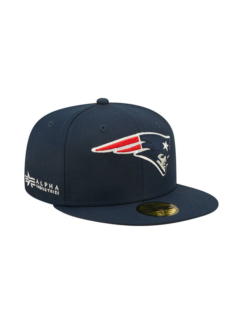 The dark blue 59FIFTY fitted cap from the New England Patriots x Alpha Industries x New Era showcases an embroidered team logo at the front, complemented by Alpha Industries text on the side. This collaboration between Alpha Industries and NE-NFL merges style and fandom perfectly.