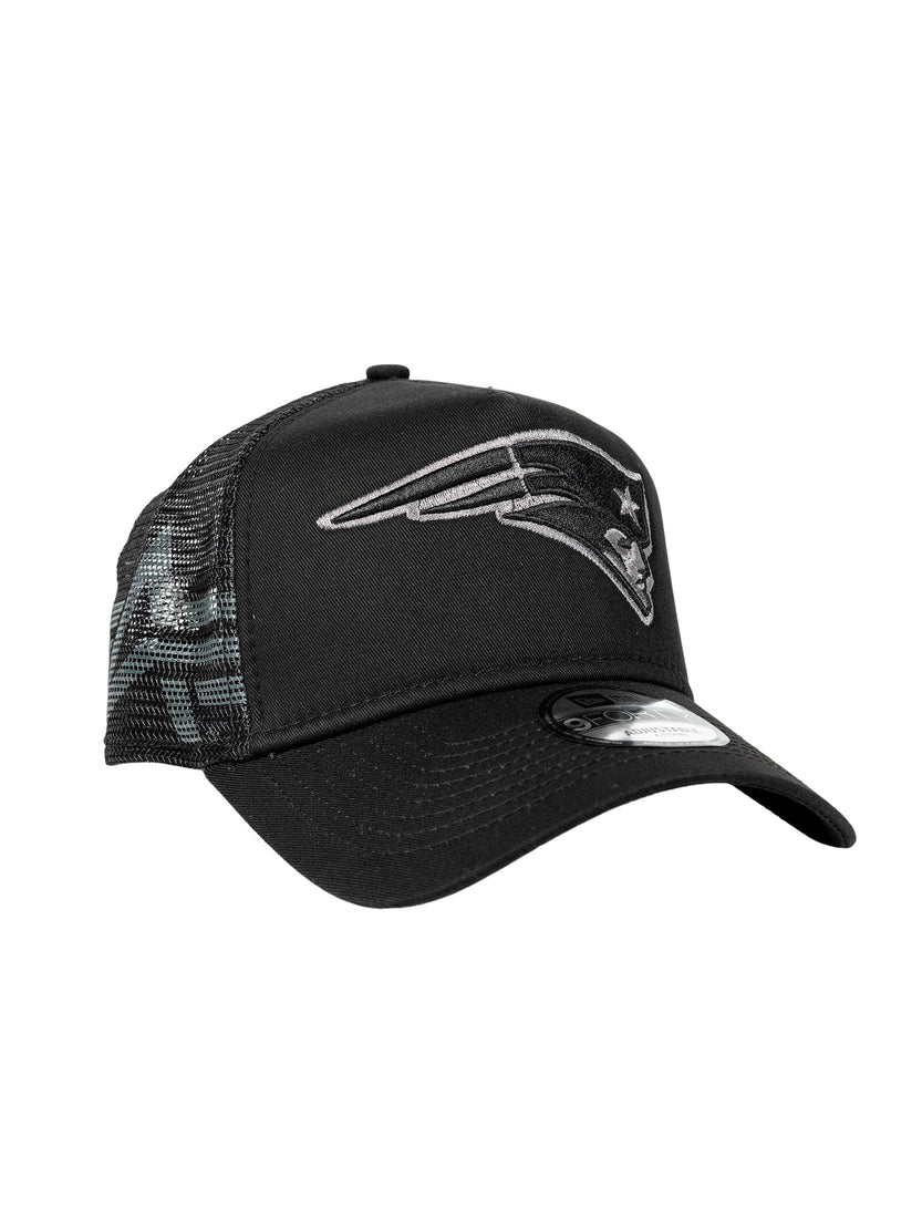 Explore the New England Patriots x Alpha x New Era 940 Cap by Alpha Industries, showcasing a stylish curved brim with an eye-catching stylized wing logo on the front. This black cap combines comfort and sleek design with breathable mesh material on its back panels.