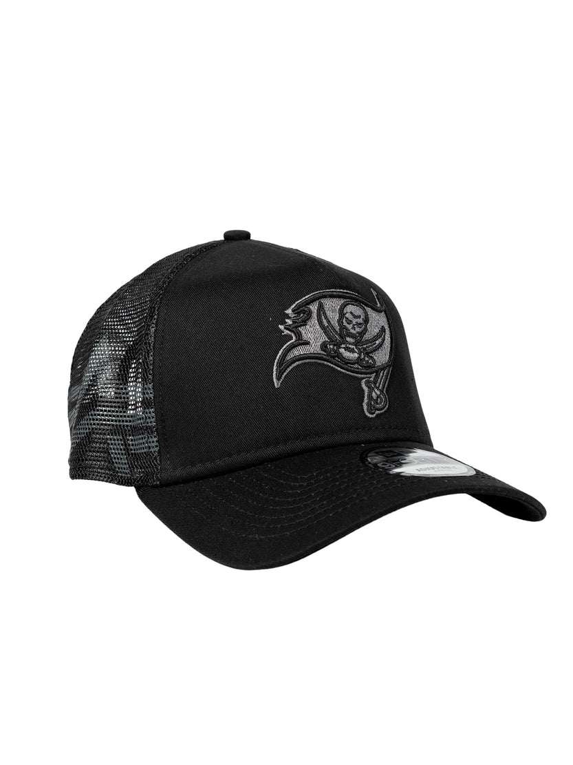 The Tampa Bay Buccaneers x Alpha x New Era 940 Cap by Alpha Industries and NE-NFL showcases a black mesh design with a bold skull and flag logo on the front, adding an edgy touch to your wardrobe.